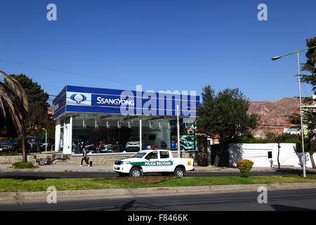 La polizia pickup truck guida passato Ssangyong nuove vetture showroom, Calacoto, Zona Sur, La Paz, Bolivia Foto Stock