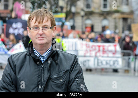 Belfast, Irlanda del Nord. 05 dic 2015 - Willie Frazer dalla coalizione protestante si erge di fronte ad un gruppo di circa 40 persone contro-protestando contro una manifestazione di protesta contro i rifugiati giunti in Irlanda del Nord. Credito: Stephen Barnes/Alamy Live News Foto Stock