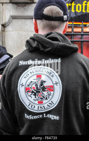Belfast, Irlanda del Nord. 05 dic 2015 - un uomo che indossa una felpa con cappuccio con lo slogan "l'Irlanda del Nord la difesa League: Nessuna rinuncia all Islam' Credit: stephen Barnes/Alamy Live News Foto Stock