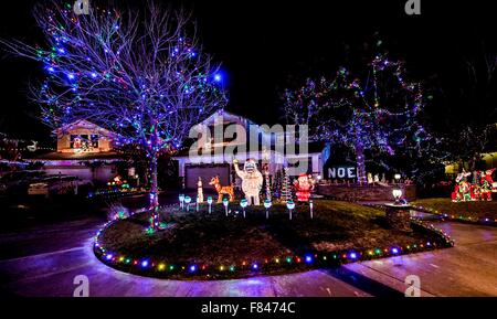 Valencia, California, Stati Uniti d'America. 04 Dic, 2015. Display case di luci e decorazioni natalizie nei sobborghi di Los Angeles. Credito: Brian Cahn/ZUMA filo/Alamy Live News Foto Stock