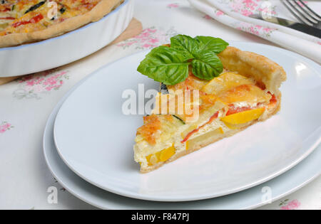 Quiche con zucchine (verde e giallo) e pomodori formaggio cotto al forno Foto Stock