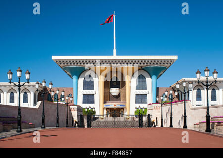 Al Alam Palace (una residenza del sultano) nella vecchia Muscat, parte del capitale del sultanato di Oman. Foto Stock