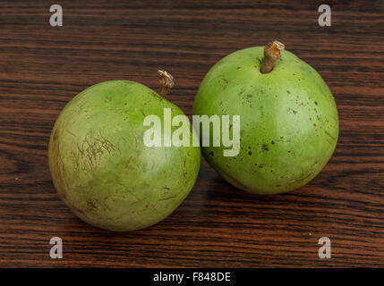 Frutta asiatica Sapote - su uno sfondo di legno Foto Stock