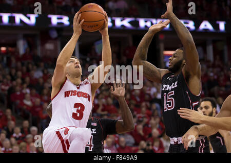 Madison, WI, Stati Uniti d'America. 5 Dic, 2015. Wisconsin Badgers guard Zak Showalter #3 va per un colpo durante il NCAA pallacanestro tra il Tempio di gufi e il Wisconsin Badgers a Kohl Center a Madison, WI. Wisconsin sconfitto Tempio 76-60. John Fisher/CSM/Alamy Live News Foto Stock