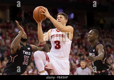 Madison, WI, Stati Uniti d'America. 5 Dic, 2015. Wisconsin Badgers guard Zak Showalter #3 va per un colpo durante il NCAA pallacanestro tra il Tempio di gufi e il Wisconsin Badgers a Kohl Center a Madison, WI. Wisconsin sconfitto Tempio 76-60. John Fisher/CSM/Alamy Live News Foto Stock