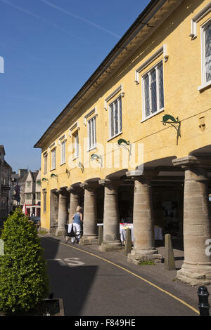 Bancarelle sotto il Mercato storico Hall a Tetbury, Gloucestershire, Regno Unito Foto Stock