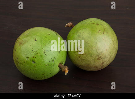 Frutta asiatica Sapote - su uno sfondo di legno Foto Stock