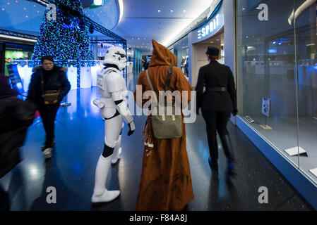 Zurigo, Svizzera. 05 Dic, 2015. Membri della Swiss-Garrison Star Wars costuming club, tutte vestite come Star Wars caratteri, sono a piedi circa un Zurigo centro commerciale. Credito: Erik Tham/Alamy Live News Foto Stock