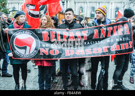 Belfast, Irlanda del Nord. 05 dic 2015 - Pro-sostenitori dei rifugiati da 'Belfast Antifa' si riuniscono per protestare contro la coalizione protestante di anti-rifugiati rally, con il messaggio 'No fascisti. No razzisti. No nazisti". Mentre essi stavano protestando un piccolo gruppo di neo-nazisti appreared e ha dato un saluto nazista. Credito: Stephen Barnes/Alamy Live News Foto Stock