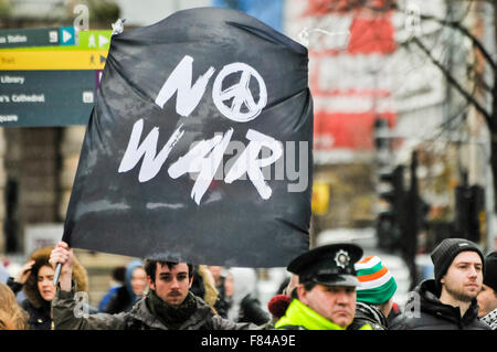 Belfast, Irlanda del Nord. 05 dic 2015 - Un uomo può contenere fino un banner che dice 'no war' (con il simbolo del CND) a una protesta rally Credit: stephen Barnes/Alamy Live News Foto Stock
