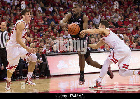 Madison, WI, Stati Uniti d'America. 5 Dic, 2015. Wisconsin Badgers guard Zak Showalter #3 falli un tempio lettore durante il NCAA pallacanestro tra il Tempio di gufi e il Wisconsin Badgers a Kohl Center a Madison, WI. Wisconsin sconfitto Tempio 76-60. John Fisher/CSM/Alamy Live News Foto Stock