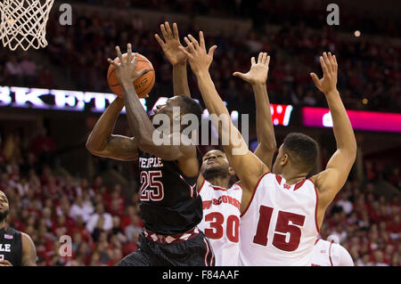 Madison, WI, Stati Uniti d'America. 5 Dic, 2015. Tempio di gufi guard Quenton DeCosey #25 va per un colpo durante il NCAA pallacanestro tra il Tempio di gufi e il Wisconsin Badgers a Kohl Center a Madison, WI. Wisconsin sconfitto Tempio 76-60. John Fisher/CSM/Alamy Live News Foto Stock