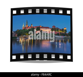 Vista sul fiume Vistola durante la notte al castello di Wawel, l'ex residenza del re polacco, Cracovia, in Polonia, in Europa Foto Stock