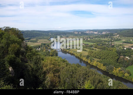 Tarda estate vista sui campi di patchwork e del fiume della valle della Dordogna da Domme, Aquitane, Francia Foto Stock