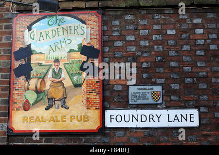 Segno per i giardinieri Arms pub di Lewes, Inghilterra. Il pub serve autentiche birre. Foto Stock