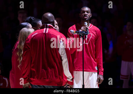 Madison, WI, Stati Uniti d'America. 5 Dic, 2015. Wisconsin Badgers avanti Vitto Brown #30 canta l'inno nazionale durante il NCAA pallacanestro tra il Tempio di gufi e il Wisconsin Badgers a Kohl Center a Madison, WI. Wisconsin sconfitto Tempio 76-60. John Fisher/CSM/Alamy Live News Foto Stock