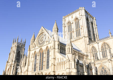 Il lato sud della cattedrale di York Minster che mostra la torre e la finestra di Rose Foto Stock