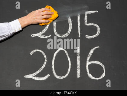 Il nuovo anno è venuta con la data 2015 e 2016 scritto su una lavagna di scuola, con l'anno 2015 siano cancellati da un insegnante Foto Stock