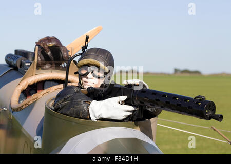 Manichino con una mitragliatrice seduto nella cabina di pilotaggio di un tedesco Fokker DR1 Foto Stock