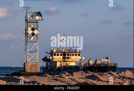 US Army Corp di ingegneri Shallow progetto dragare 'Murden' entrando in Ocean City di ingresso a Assawoman Bay Foto Stock