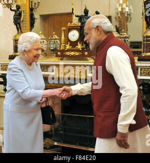 Primo Ministro indiano Narendra modi si incontra con Sua Maestà la Regina Elisabetta II durante una visita a Buckingham Palace Novembre 13, 2015 a Londra, Regno Unito. Foto Stock