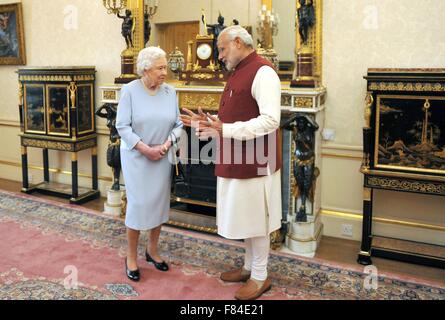 Primo Ministro indiano Narendra modi si incontra con Sua Maestà la Regina Elisabetta II durante una visita a Buckingham Palace Novembre 13, 2015 a Londra, Regno Unito. Foto Stock