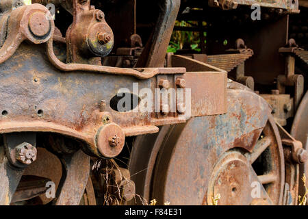 Chiudere completamente le ruote su abbandonato il vapore locomotiva. Virginia Museo dei Trasporti Foto Stock