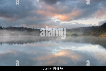 Tramonto nel Langdales guardando attraverso Loughrigg Tarn in inverni freddi sera Foto Stock