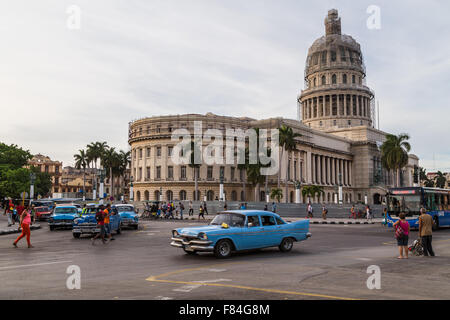 Old timer nella parte anteriore del Capitol Building Foto Stock