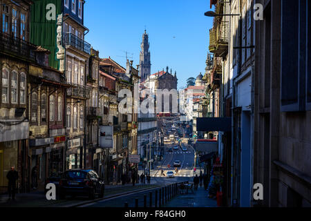 PORTO, Portogallo - 26 novembre 2015: il lungo Rua Clerigos con la Chiesa Clerigos. Questa chiesa ha la più alta torre di Porto f Foto Stock