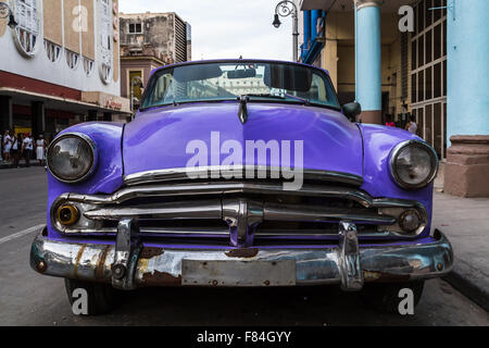 Close-up di un viola americano auto da 50's visto parcheggiato sulla strada nel centro di Havana, Cuba. Foto Stock