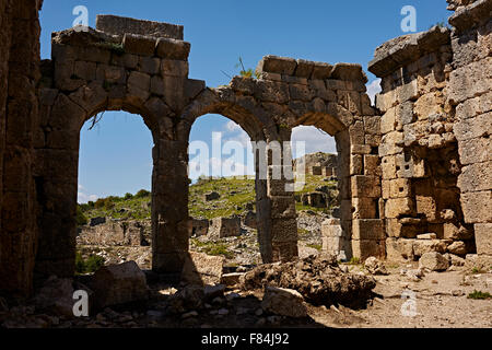 Rovina archi vicino a bagni di Lycian Foto Stock