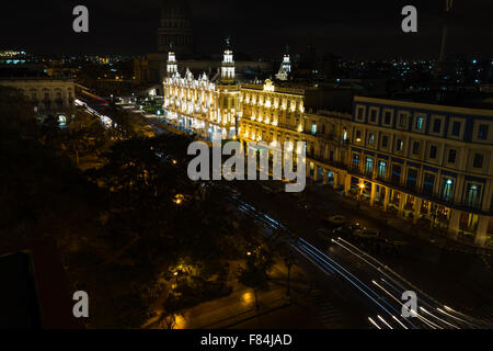 I percorsi del traffico sul Prado (in Avana) catturati nella parte anteriore del Gran Teatro de La Habana, Hotel Telegrafo & Hotel Inglaterra. Foto Stock