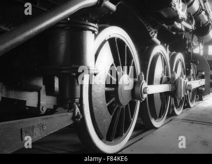 Primo piano di Gears and Wheels sulla locomotiva a vapore al North Carolina Transportation Museum Spencer, NC Foto Stock