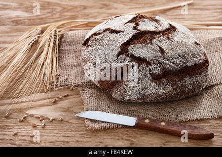 Pagnotta di pane su un sfondo di legno Foto Stock