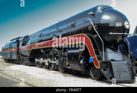 Motore a vapore restaurato Norfolk e Western 611 - Vista laterale anteriore presso il North Carolina Transportation Museum Spencer, NC Foto Stock