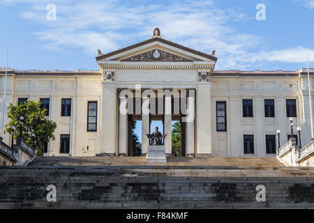 La statua ai piedi della università di Avana. Le parole sotto la statua (Alma Mater) significa semplicemente "l'università" Foto Stock