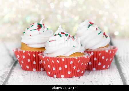 Tortini di natale con glassa alla vaniglia contro frizzante di sfondo per le vacanze Foto Stock