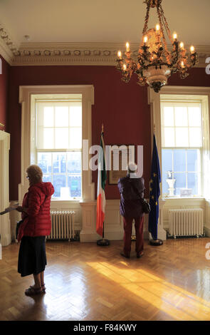 Visitatore guardando la copia della proclamazione della Repubblica Irlandese nella camera di Connolly all interno del Castello di Dublino.Dublino.Irlanda Foto Stock