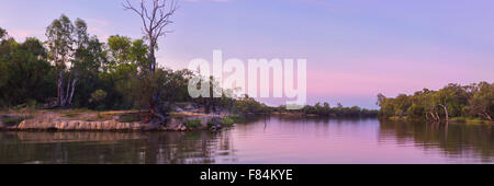 La sera si assesta oltre il Fiume Murray verso il basso flusso di Mildura. Foto Stock