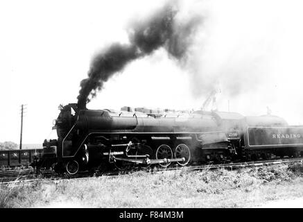 Reading Railroad Steam Engine # 2100 si è fermato per prendere acqua e carburante - posizione sconosciuta circa 1964 Foto Stock
