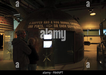 Vista interna del Guinness Storehouse, il museo della birra Guinness a Dublino Irlanda Foto Stock