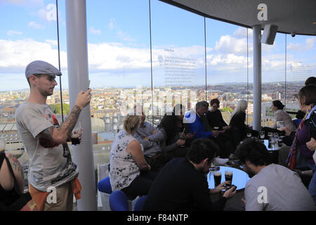 I visitatori di scattare le foto nel bar Gravity del Guinness Storehouse, Irlanda Foto Stock