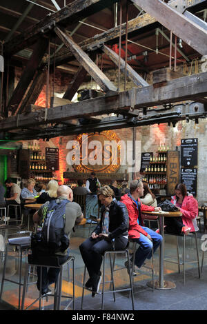 I visitatori nella caffetteria e bar della Distilleria Old Jameson, Dublino, Irlanda Foto Stock