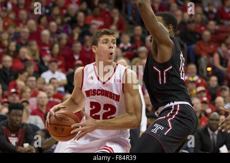 Madison, WI, Stati Uniti d'America. 5 Dic, 2015. Wisconsin Badgers avanti Ethan Happ #22 in azione durante il NCAA pallacanestro tra il Tempio di gufi e il Wisconsin Badgers a Kohl Center a Madison, WI. Wisconsin sconfitto Tempio 76-60. John Fisher/CSM/Alamy Live News Foto Stock