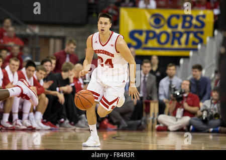 Madison, WI, Stati Uniti d'America. 5 Dic, 2015. Wisconsin Badgers guard Bronson Koenig #24 in azione durante il NCAA pallacanestro tra il Tempio di gufi e il Wisconsin Badgers a Kohl Center a Madison, WI. Wisconsin sconfitto Tempio 76-60. John Fisher/CSM/Alamy Live News Foto Stock