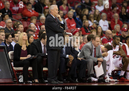 Madison, WI, Stati Uniti d'America. 5 Dic, 2015. Wisconsin coach Bo Ryan si affaccia su durante il NCAA pallacanestro tra il Tempio di gufi e il Wisconsin Badgers a Kohl Center a Madison, WI. Wisconsin sconfitto Tempio 76-60. John Fisher/CSM/Alamy Live News Foto Stock