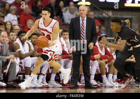 Madison, WI, Stati Uniti d'America. 5 Dic, 2015. Wisconsin Badgers guard Bronson Koenig #24 in azione durante il NCAA pallacanestro tra il Tempio di gufi e il Wisconsin Badgers a Kohl Center a Madison, WI. Wisconsin sconfitto Tempio 76-60. John Fisher/CSM/Alamy Live News Foto Stock