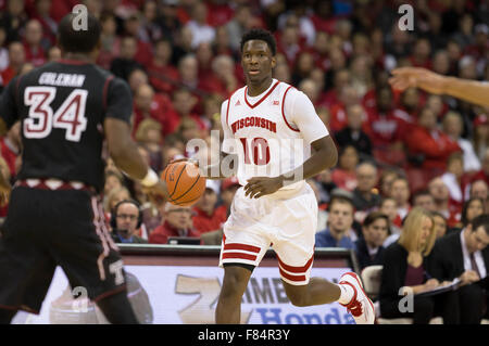 Madison, WI, Stati Uniti d'America. 5 Dic, 2015. Wisconsin Badgers avanti Nigel Hayes #10 in azione durante il NCAA pallacanestro tra il Tempio di gufi e il Wisconsin Badgers a Kohl Center a Madison, WI. Wisconsin sconfitto Tempio 76-60. John Fisher/CSM/Alamy Live News Foto Stock