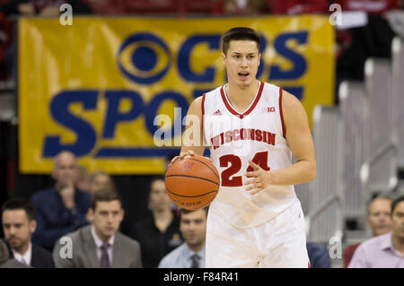 Madison, WI, Stati Uniti d'America. 5 Dic, 2015. Wisconsin Badgers guard Bronson Koenig #24 durante il NCAA pallacanestro tra il Tempio di gufi e il Wisconsin Badgers a Kohl Center a Madison, WI. Wisconsin sconfitto Tempio 76-60. John Fisher/CSM/Alamy Live News Foto Stock